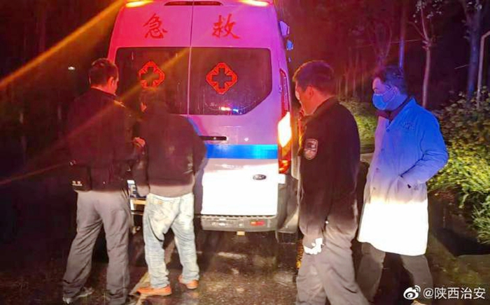 富平公安冒雨救助一名精神疾病患者.