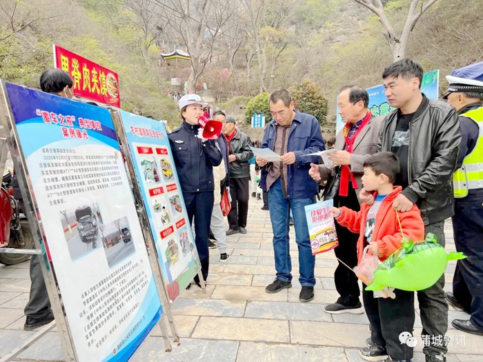 蒲城公安交警“趕”廟會開展交通安全宣傳活動。