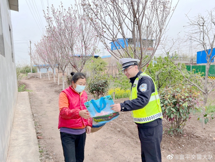 富平交警淡村中隊民警深入210國道富平段路邊村莊開展進村入戶“一盔一帶”宣傳活動。