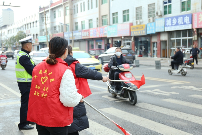 大荔公安交警持續(xù)開展文明交通勸導(dǎo)活動。