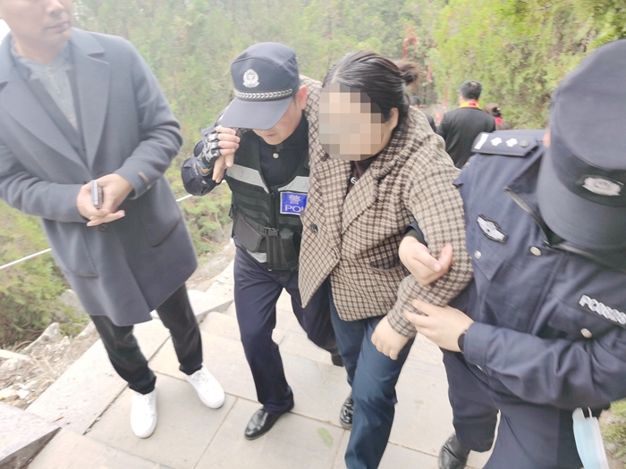 蒲城執(zhí)勤民警緊急救助一名突發(fā)低血糖的女子。