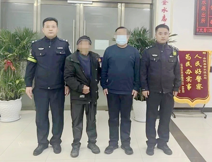 合陽公安救助走失老人安全回家。
