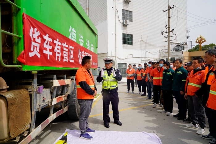 4月7日，華州分局交管大隊走進轄區城市綜合執法管理局開展交通安全宣傳活動。
