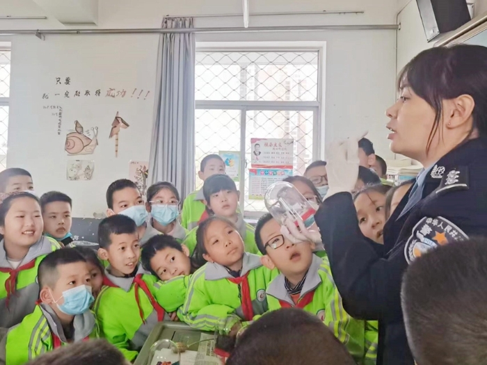 4月6日，澄城縣公安局禁毒文物大隊以城關第二小學開展禁毒宣傳教育活動。