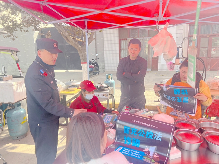 澄城縣公安局交道派出所在轄區開展防范電信詐騙宣傳活動。