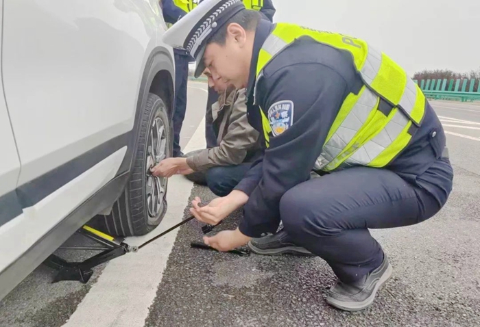 車輛高速爆胎 渭南高速交警緊急救助。