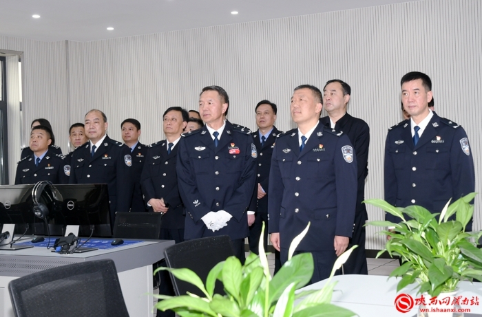 15會前，全體參會人員實地觀摩了交警支隊車管所業務監管室。記者 郝豆 攝