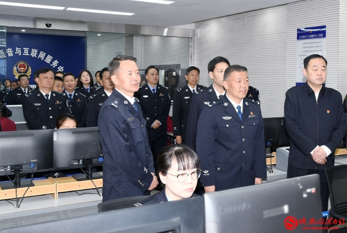 18 會前，全體參會人員實地觀摩交警支隊車管所語音和網絡服務中心。記者 郝豆 攝