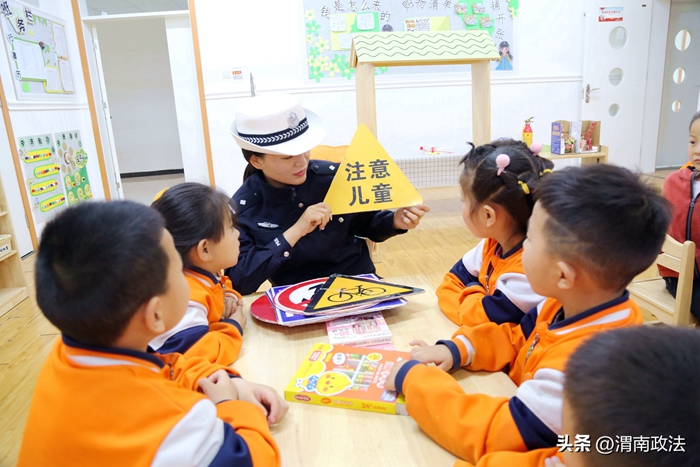 潼關(guān)縣公安局交警大隊(duì)民警走進(jìn)轄區(qū)幼兒園給小朋友普及道路交通安全知識(shí).