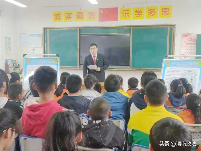 大荔法院民三庭走進(jìn)安仁鎮(zhèn)小坡小學(xué)開展知識(shí)產(chǎn)權(quán)普法宣傳活動(dòng).
