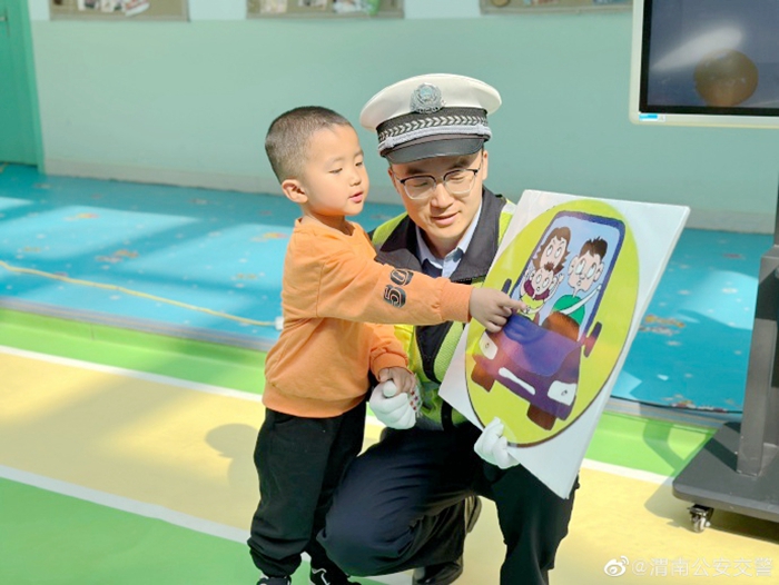 白水交警走進(jìn)白水縣人和幼兒園開展交通安全宣傳。