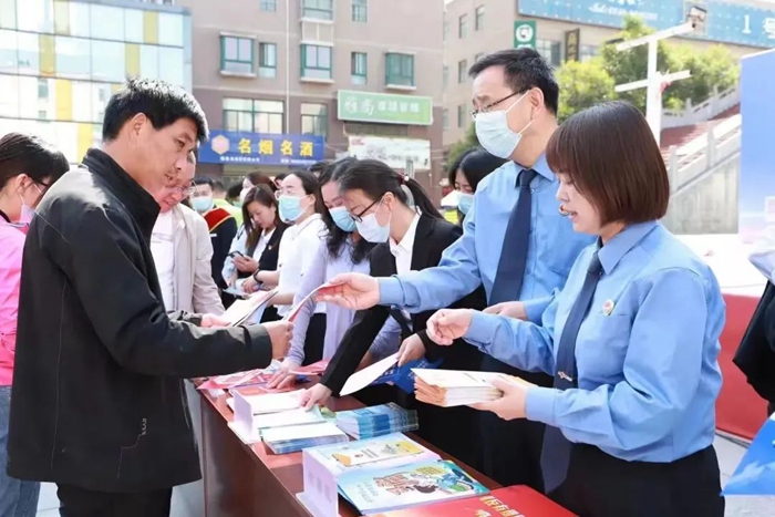 富平縣檢察院開展《勞動法》《保障農民工工資支付條例》等法律法規宣傳活動。