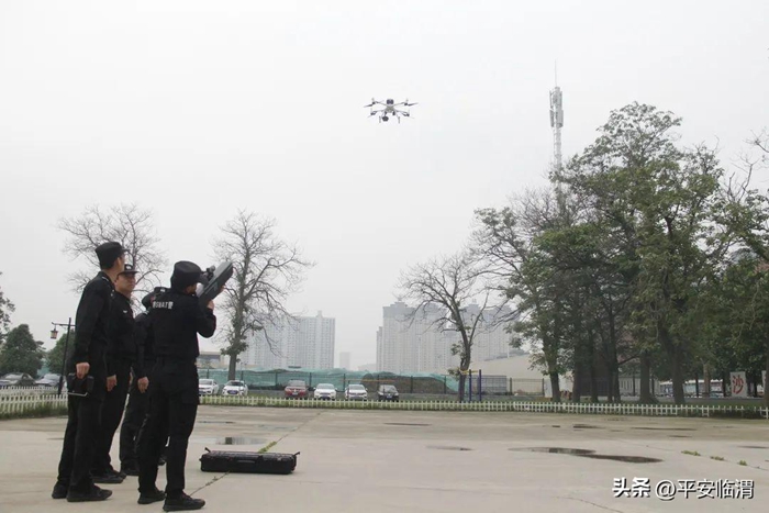 臨渭公安巡特警大隊開展無人機反制應用實戰訓練。