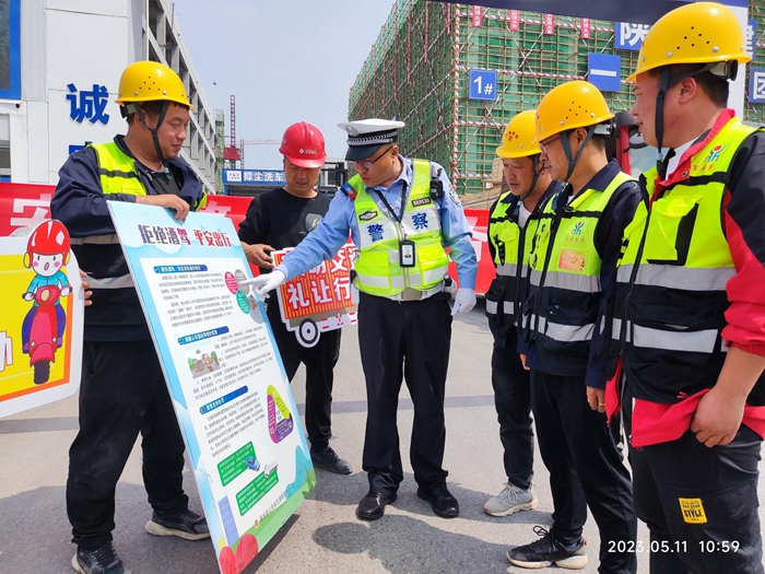 蒲城公安交警對進城務工人員開展交安宣傳。