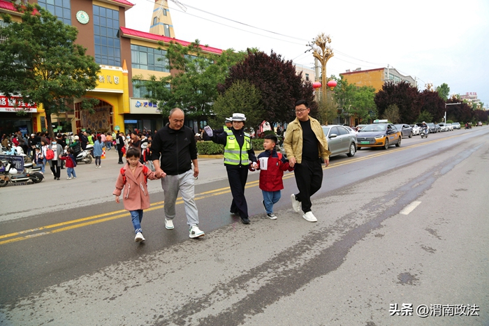 潼關交警在“上下學”這一“高峰”時段開展交通安全守護行動。