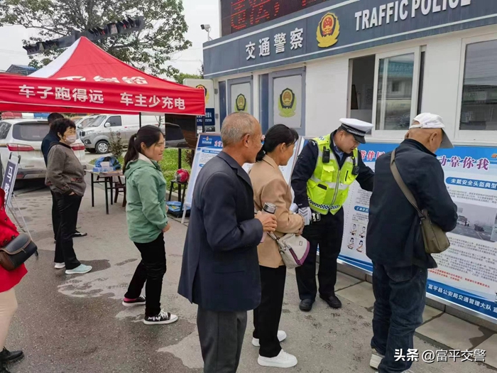 富平交警西禹中隊民警在執法站利用“馬路學堂”開展交通安全宣傳活動。