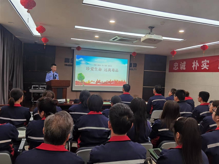 蒲城公安陳莊派出所深入企業開展禁毒宣傳活動。