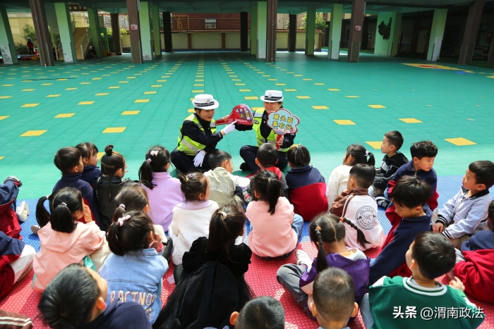 潼關縣公安局交警大隊城區中隊民警走進轄區大風車（品格）幼兒園開展“交通安全從娃娃抓起”守護行動。