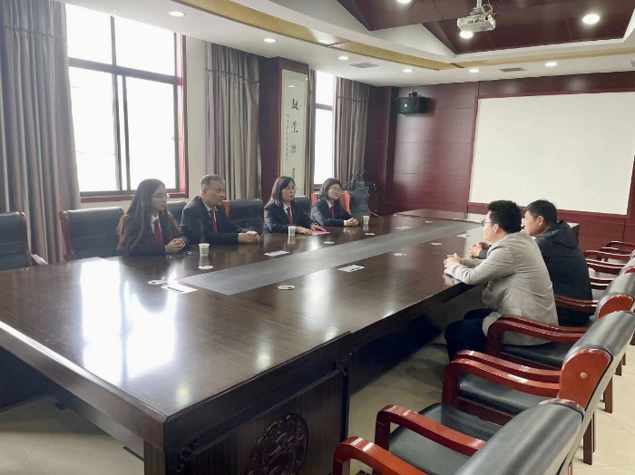 富平法院莊里法庭干警走進轄區工業產業園進行法律宣傳。