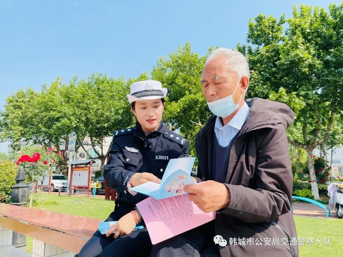 韓城市公安局交警大隊組織民警在太史公園開展“一盔一帶”安全守護行動宣傳主題活動。