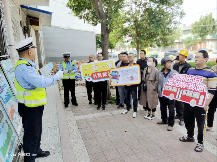蒲城交警開展“美麗鄉村行”交通安全宣傳活動.