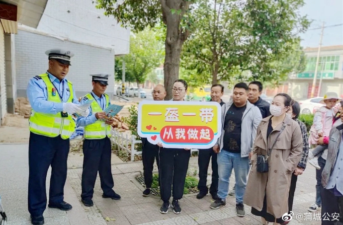 蒲城公安交管大隊鹵陽湖中隊依托執法檢查站開展“美麗鄉村行”交通安全宣傳活動。