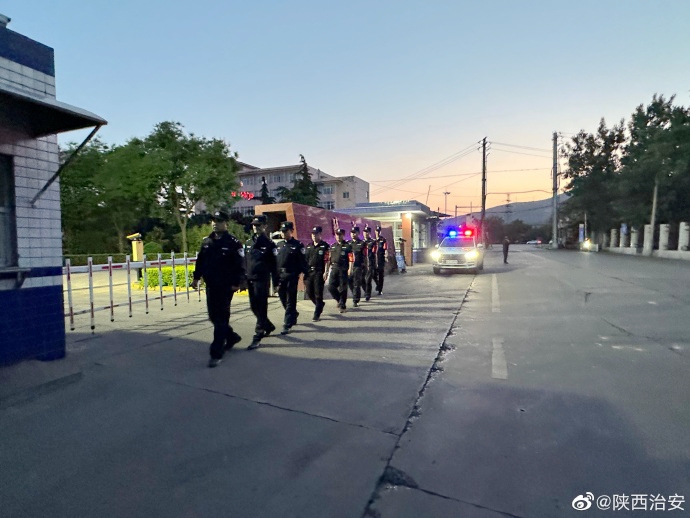 韓城市公安局西莊派出所民警深入轄區開展群防群治工作.