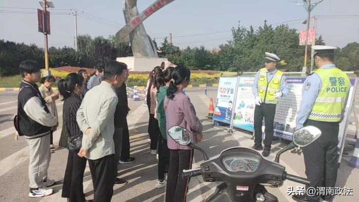 韓城公安交警圍繞“三上三下”開展交通安全專項整治行動.