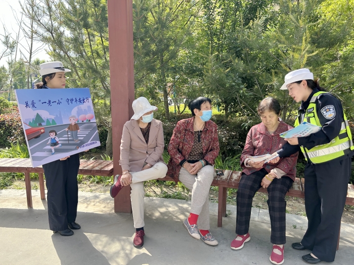 白水縣公安局交通管理大隊走進人和小區開展“關愛一老一小，守護平安出行”交通安全主題宣傳活動。