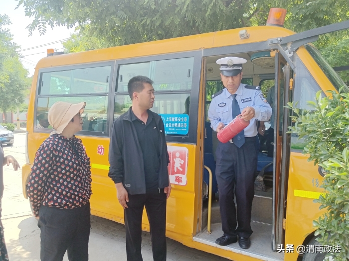 大荔公安交警聯合鎮政府開展校車安全大檢查.