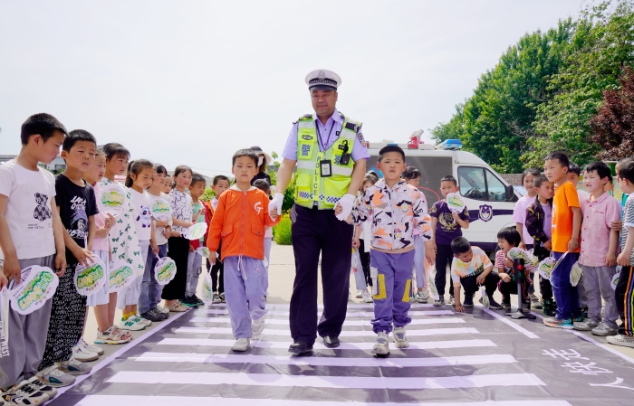 華州公安交警開展“美麗鄉村行”暨“童行平安路”進校園活動。
