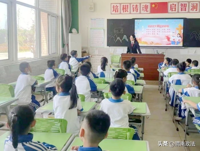 韓城法院走進楨州學校為未成年人進行心理輔導和提供法治教育。
