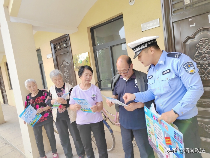大荔公安交警走進轄區村莊和學校，對“一老一小”群體開展交通安全宣講活動。