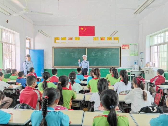 韓城交警走進(jìn)周原小學(xué)開展交通安全宣傳教育活動。