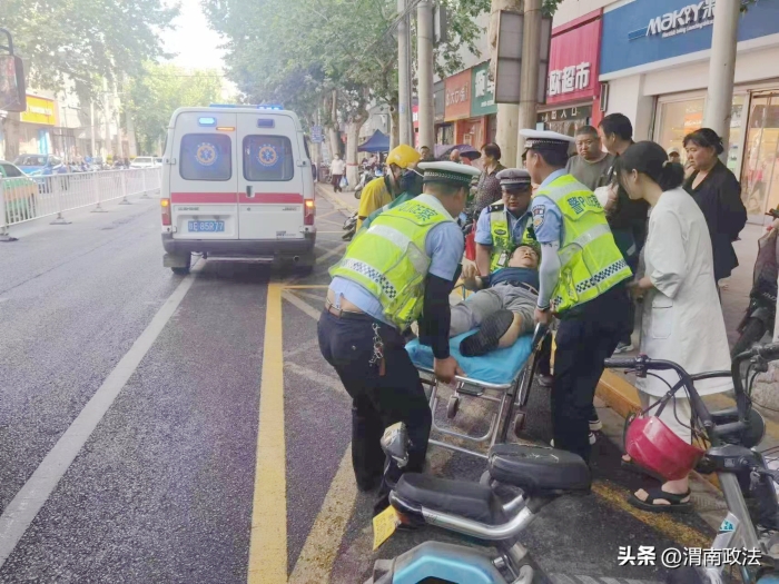 華州警民攜手救助騎車摔倒男子。