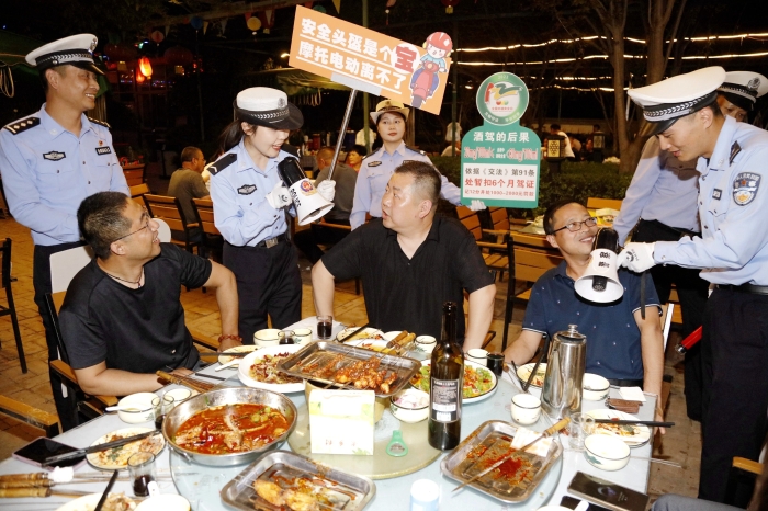 臨渭交警走進(jìn)夜市攤點(diǎn)宣傳普及“酒駕、一盔一帶”知識(shí)。