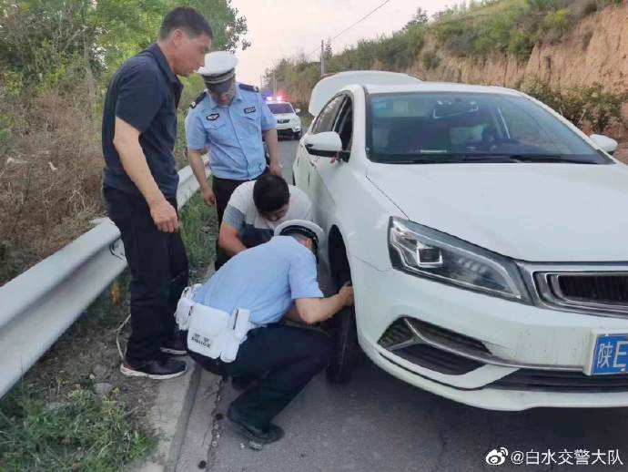 白水交警幫助群眾更換輪胎，解決了群眾的燃眉之急。