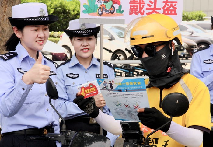 渭南市公安局交警支隊法宣處民警和臨渭大隊民警一起在轄區開展“馬路學堂”，讓群眾隨時隨地學習交通安全知識。