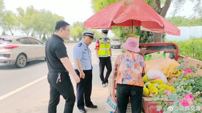 大荔公安交警聯合鎮政府對“馬路市場”占道經營開展集中整治行動.