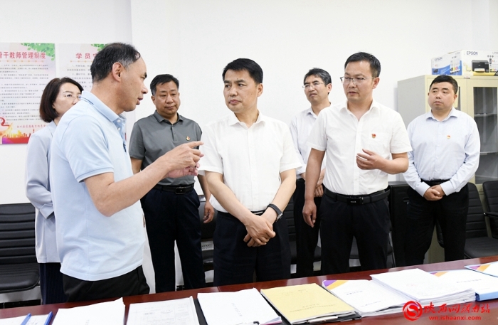 市委常委、政法委書記劉凱到白水縣督導檢查維穩安保、食品安全等工作。圖為在白水縣城關一中督導校園安全、食品安全工作。記者 許艾學 攝