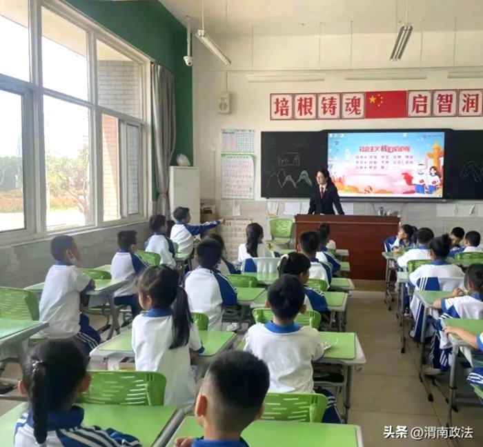 韓城法院少年法庭法官、干警并邀請人民陪審員一同前往韓城市楨州學校，為未成年人進行心理輔導和提供法治教育。