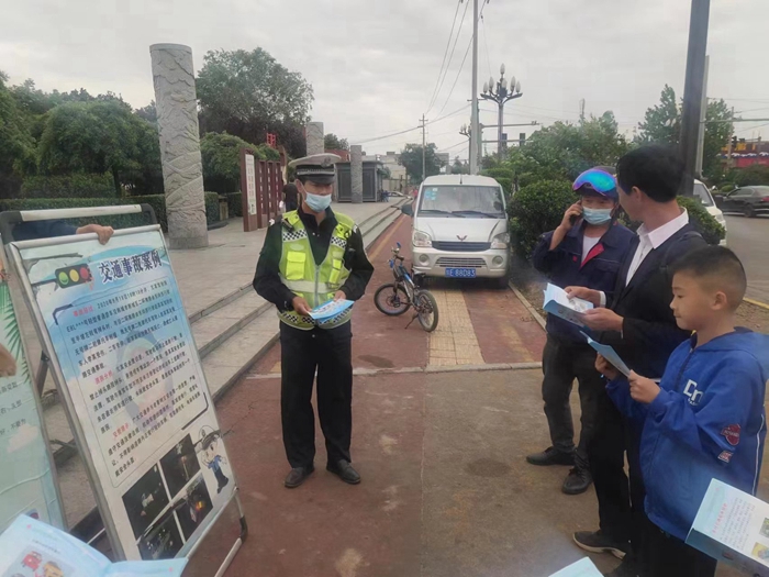 韓城公安交警開展進(jìn)城務(wù)工人員交通安全宣傳活動(dòng)。