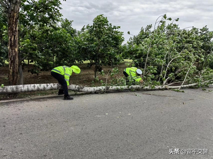 富平交警加強(qiáng)極端天氣道路安全巡查。