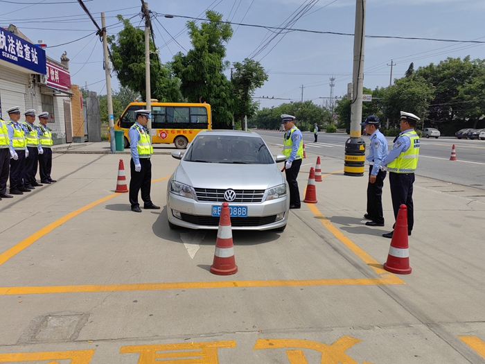 大荔公安交警開展警務(wù)實(shí)戰(zhàn)大練兵活動(dòng)。