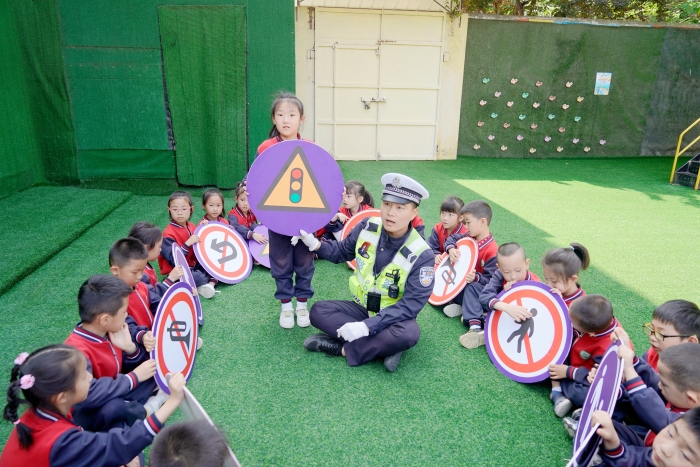 華州公安交警進校園開展交通安全宣教活動。
