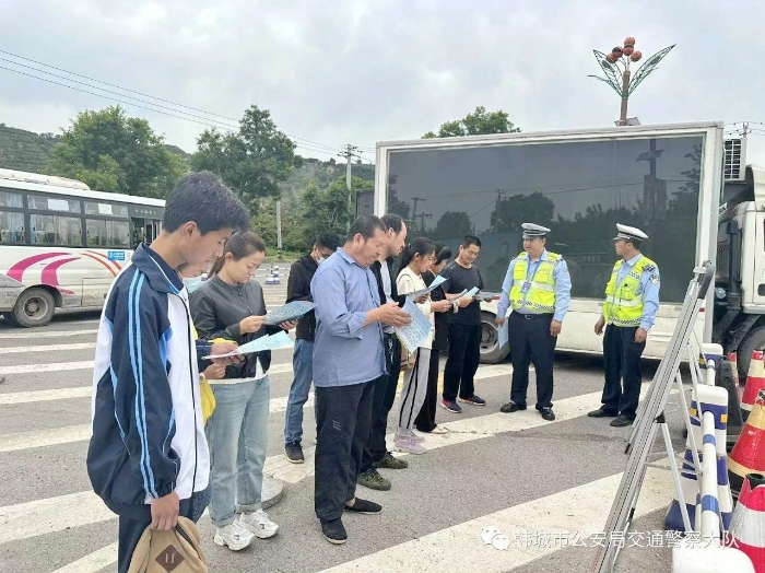 韓城市公安局交警大隊芝川中隊依托轄區執法檢查站開展“美麗鄉村行 電影下鄉”宣傳活動。