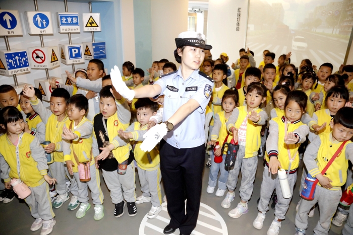 5月24日陜西省渭南市公安局交警支隊臨渭大隊民警為孩子們進行交通警察指揮手勢演示。