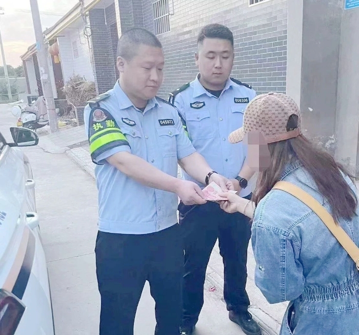 合陽公安幫助群眾找回丟失的錢包。