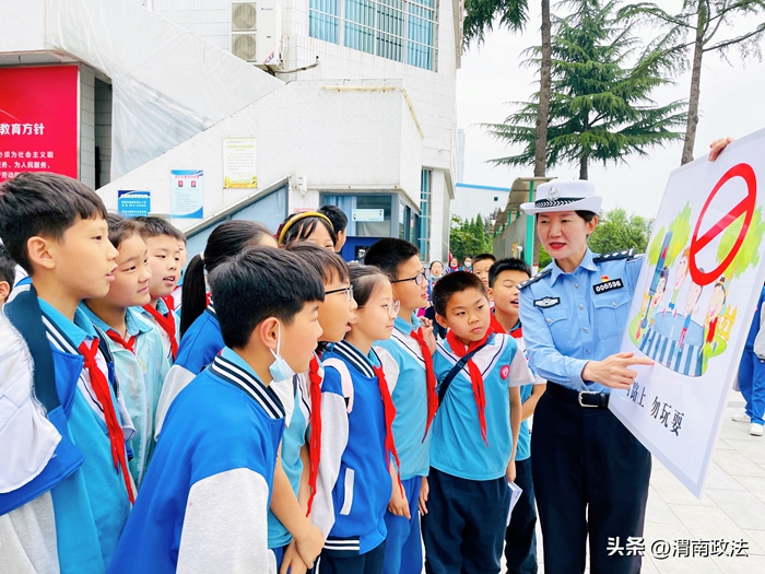 韓城公安交警舉辦六一兒童節(jié)前交通安全勸導(dǎo)主題宣傳活動.