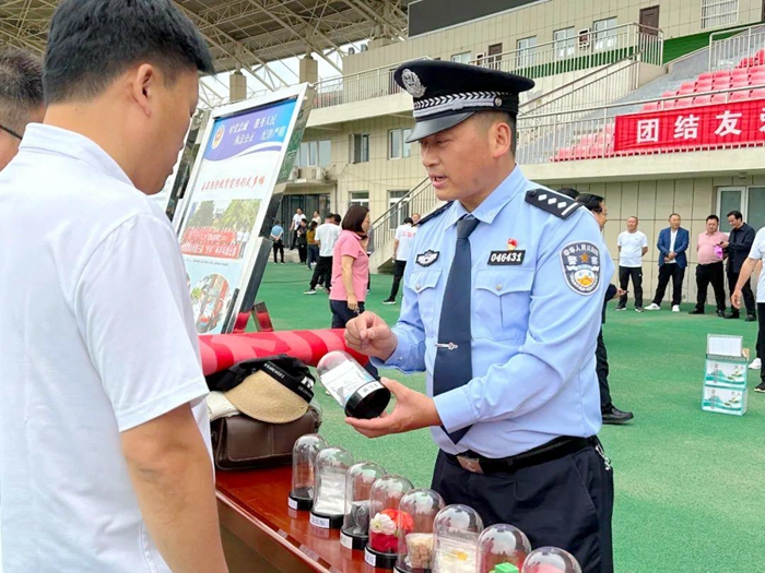 合陽縣公安局在縣體育場舉辦禁毒宣傳教育活動。